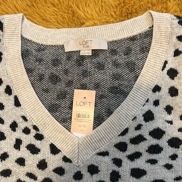 Loft Plus NWT Size 16/18 Wool Blend VNeck Sweater. - Picture 2 of 3
